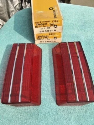1965 Oldsmobile 98 Series NOS GUIDE lanterna traseira par de lentes #5956809 5956810 - Imagem 1 de 4