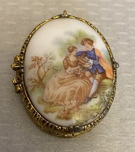 Ciondolo medaglione compatto profumo massiccio Mary Chess vintage scena romantica fragonard - Foto 1 di 8