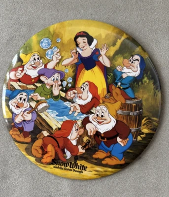 ВИНТАЖНЫЙ JUMBO 6 «DISNEY СНЕГ БЕЛЫЙ И СЕМЬ ГНОМОВ КРУГЛЫЙ ЗНАЧОК 1937 - Изображение 1 из 2