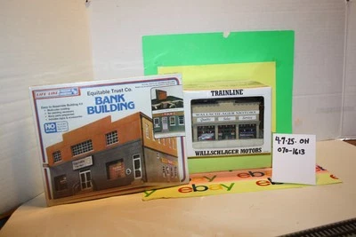 NIB HO Walthers Trainline Motor Sales So. Kit & Life Like Bank Buildng 1381 - Image 1 of 4