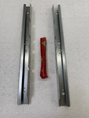 Soportes deslizantes y herrajes para cajón de calentamiento KitchenAid KEWS105BPA00 ROC Foto 1 de 3