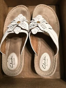 Clarks Artisan Womens White Leather Slip-On Thong Sandals 8 1/2 "Flower" 60744 - Picture 1 of 3