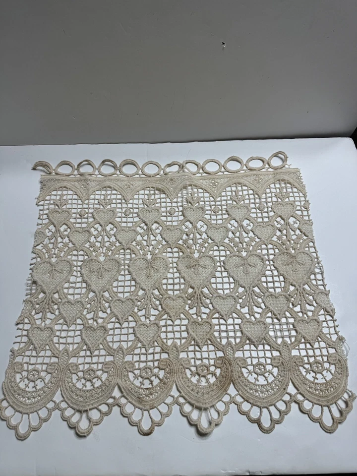 Cuadrado vintage con borde festoneado marfil en forma de corazón corte encaje (manchado) Foto 1 de 4