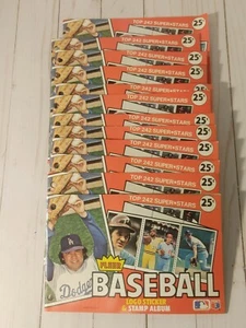 Lot (12) 1982 Fleer Baseball Sticker und Briefmarkenalben - Bild 1 von 3