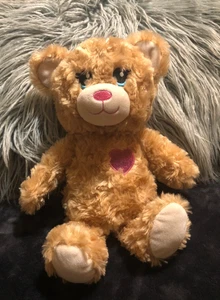 Build A Bear E P Herz hellbraun Teddybär - schimmerndes Herz Patch Brust - lockiger Look - Bild 1 von 2