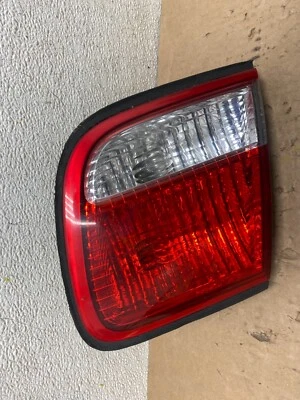 1999 年 2000 年马自达 Millenia 右右手侧内尾灯 Oem F2834 — 第 1/4 张图片