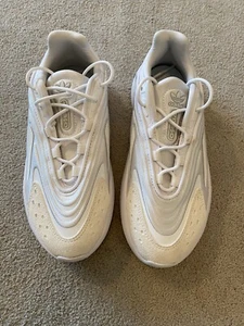 Adidas Ozelia Herren Damen Jungen Mädchen Turnschuhe Weiß Größe 6 EU 39,5 NEU - Bild 1 von 9