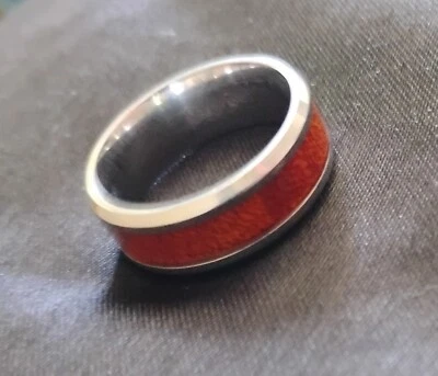 Alianza de boda con incrustaciones de titanio y madera talla 8  Foto 1 de 2