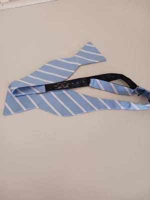 Pajarita Saddlebred 100 % seda ajustable hecha a mano azul claro con rayas blancas Foto 1 de 3