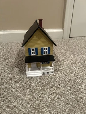 MTH Yellow Farm house blue shutters - Image 1 of 4