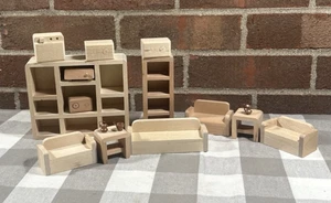 Plan Toys Holz Puppenhaus Möbel Lot 16 Wohnzimmer Höhle Bereich Bücherregale Sofa - Bild 1 von 12