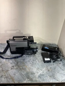 Vintage 1988 Sylvania VCC140SL01 VHS Video Camera & Charger TESTED & WORKING - Picture 1 of 9