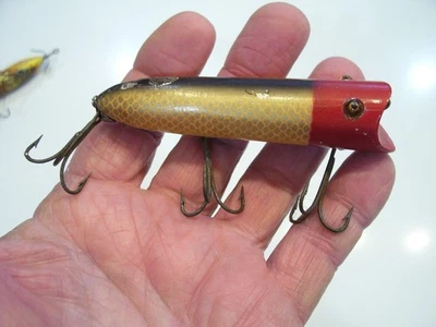 Madera vintage de 4 1/8 pulgadas con ojos de vidrio Heddon Lucky 13, escala derecha/brillante Foto 1 de 4