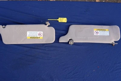 Par de parasoles para Ford Mustang 1999-2004 cupé crema/bronceado OEM - ligero desgarro en uno Foto 1 de 4