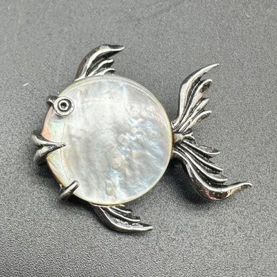 Broche de pez vintage madreperla con incrustación de concha tono plateado prendedor de disfraz Foto 1 de 4
