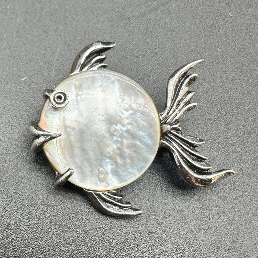 Broche de peixe vintage com incrustação de concha de madrepérola tom prata broche fantasia - Imagem 1 de 4