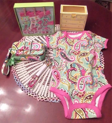 Vera Bradley TUTTI FRUTTI 斜挎包腕带,婴儿紧身衣 6-9 Mos,3Prs 袜 — 第 1/4 张图片