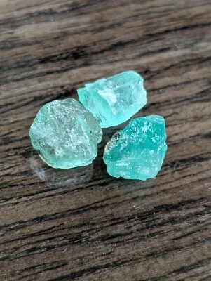 Vendedor de EE. UU. 14,7 quilates faceta esmeralda espécimen de piedras preciosas en bruto Foto 1 de 3