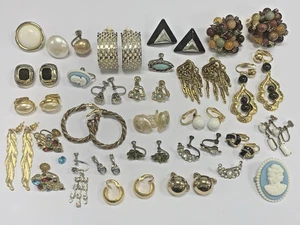 Lote de pendientes vintage de bisutería Bergere Monet Trifari Avon y más - Imagen 1 de 17