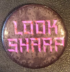 LOOK SHARP Pop Culture Original VINTAGE Pin Knopf Pinback 1 1/2" - Bild 1 von 2