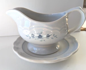 Pfaltzgraff Gravy Boat Server Plate 436 Heirloom Blue White Flowers Thanksgiving - Picture 1 of 12