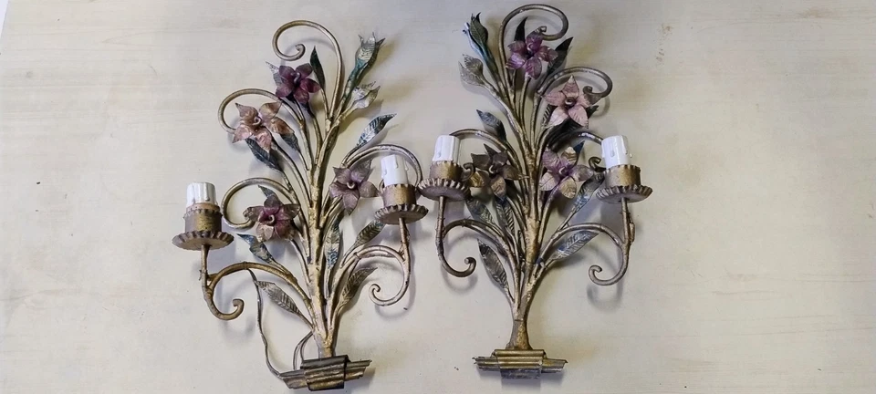 Coppia Di Applique antiche In Ferro Battuto Dipinte A Mano - Immagine 1 di 2