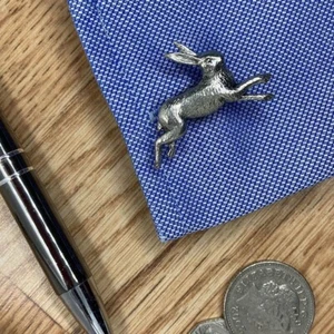 LAUFENDER HASE SILBER FEIN ZINN MANSCHETTENKNÖPFE GESCHENKBOX HOCHZEITEN GEBURTSTAG WEIHNACHTEN  - Bild 1 von 4