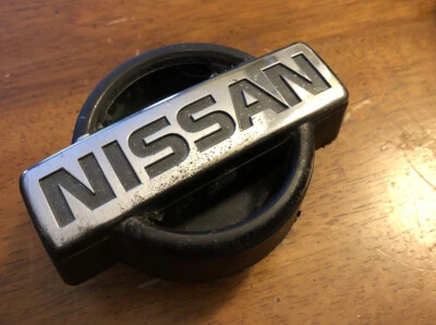 1990 1991 1992 1993 1994 1995 Nissan Pathfinder parrilla delantera emblema insignia OEM Foto 1 de 4