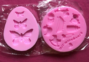 Lotto 2 Stampi Silicone Battesimo E Farfalle - Foto 1 di 1