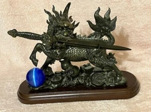 Dujiao Drache mit Schwert Buchstabenöffner und einem Katzenauge blauen Globus - Bild 1 von 3