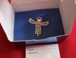 Prendedor Tac Vintage 2006 Avon Birthstone Angel estrás abril nuevo en caja - Imagen 1 de 9