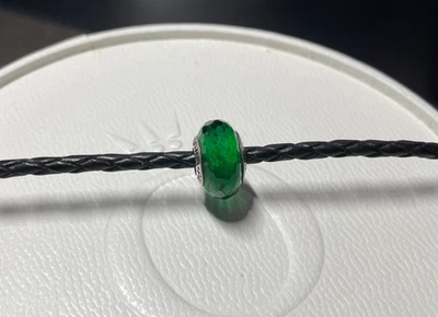 Charm Anhänger von Pandora Murano Glas grün Facetten, Silber, getragen - Bild 1 von 3