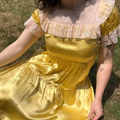 复古 20 世纪 30 年代 20 世纪 40 年代阳光黄色液体缎面粉色蕾丝领迷你连衣裙 XS — 第 1/4 张图片