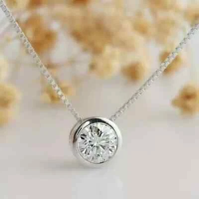 Collar colgante solitario de diamantes redondo creado en laboratorio de 1,0 quilates enchapado en oro blanco de 14 k Foto 1 de 4