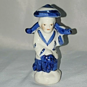 Vintage Blue & White Porcelain Oriental Asian Chinese Man Carrying Fish - Picture 1 of 5