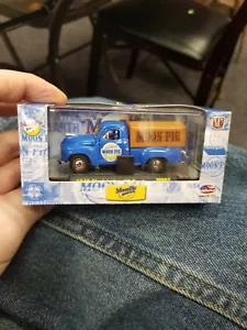 M2 Machines Moon Pie 1949 Studebaker 2R Truck mit Koffer 1:64 - Bild 1 von 6