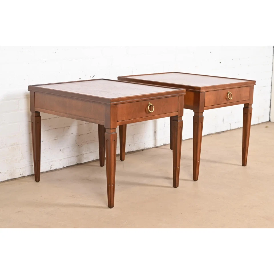 Mesas de té de cerezo talladas Luis XVI de la Regencia Francesa Muebles de Panadero, Acabadas Foto 1 de 4