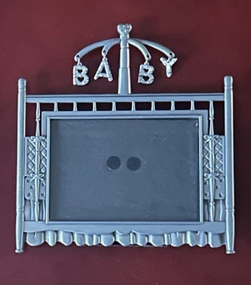 Marco de fotos de cuna de bebé tipo peltre Malden • 7,5”x7” para foto de 3,5”x5” Foto 1 de 4
