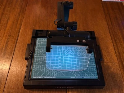 Soporte de trabajo Tamiya 74064 con lupa y alfombrilla de corte. Foto 1 de 4