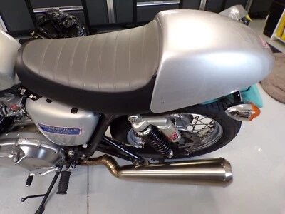 Raro Triumph 2001-15 Twin Bonneville perno de fábrica café solo doble asiento Sesenta 8 Foto 1 de 4