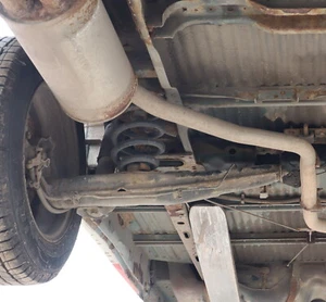 Eje trasero izquierdo VW T4 eje trasero rótula de eje cojinete de rueda freno de disco - Imagen 1 de 3