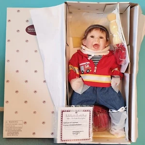 ASHTON DRAKE PUPPE BONNIE CHYLE MARC THE LITTLE FIREFIGHTER 56 CM REAL TOUCH - Bild 1 von 6