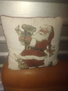 Riverdale Weihnachten Deko Überwurf Kissen rot Gobelin Weihnachtsmann - Bild 1 von 3
