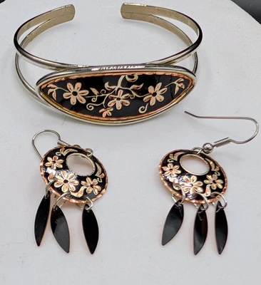 Pendientes colgantes florales con reflejos de cobre y pulsera a juego negro y cobre Foto 1 de 4