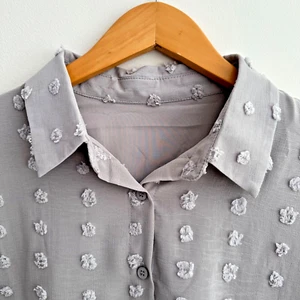 Shirt Women's Size XL Gray Swiss Puff Dot Lined Shear Sleeves Whimsy Minimalist - Picture 1 of 13