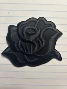 Schwarze Rosenknospe Blumenpflanzen bestickt Aufbügeln Patch Punk Biker Blumenmuster Gothic - Bild 1 von 4