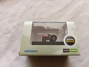Ein Modell Druckguss roter Ferguson Traktor in Spur N von Oxford verpackt - Bild 1 von 1