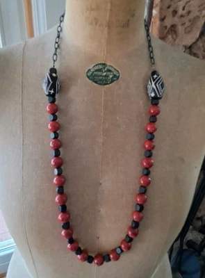 Collar de cuentas coral rojo y negro con cadena negra.   #0021 Foto 1 de 4