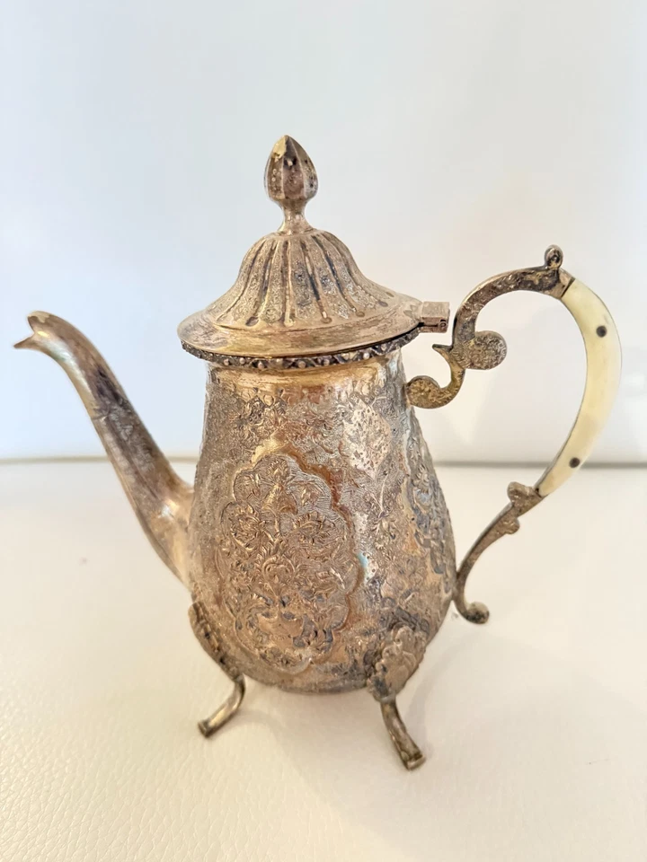 ANTIGUA CAFETERA/TETERA PLATEADA ORNAMENTADA DISEÑO FLORAL MARCAS GRABADAS CON PATAS Foto 1 de 4