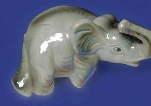 Elefant Porzellan Wanddeko Babyzimmer Glücksbringer Rüssel oben irisierend + 1 Figur - Bild 1 von 10